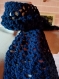 Écharpe tricotée au crochet bleu marine