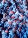 Béret bleu chiné tricoté à la main au crochet