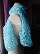 Écharpe bleu clair tricotée main au crochet