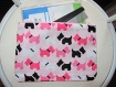 Trousse pochette protège carnet de santé rose zippée pour chien en tissu motifs terriers ecossais