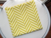 Grande pochette trousse de toilette zippée en tissu imprimé motifs géométriques jaunes et blancs