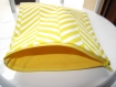 Grande pochette trousse de toilette zippée en tissu imprimé motifs géométriques jaunes et blancs