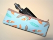 Mini étui molletonné et zippé pour cigarette électronique en tissu motifs plumes sur fond bleu ciel