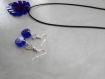 Parure de bijoux en époxy: collier bleu pailleté rouge et boucles d'oreilles