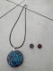 Parure de bijoux en époxy: collier rouge avec paillette bleu et boucles d'oreilles
