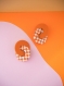 Boucles d’oreilles en pâte polymère anneaux motif carreaux groovy - orange & rose pâle | fait main en france