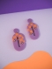 Boucles d’oreilles en pâte polymère motif damier funky - violet & orange | fait main en france