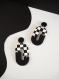 Boucles d’oreilles en pâte polymère motif carreaux funky - noir & blanc | fait main en france