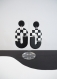 Boucles d’oreilles en pâte polymère motif carreaux funky - noir & blanc | fait main en france