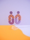 Boucles d’oreilles en pâte polymère motif damier funky - violet & orange | fait main en france