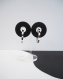 Boucles d’oreilles en pâte polymère anneaux motif carreaux groovy - noir & blanc | fait main en france