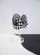 Boucles d’oreilles en pâte polymère anneaux motif carreaux groovy - noir & blanc | fait main en france