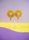 Boucles d’oreilles en pâte polymère anneaux motif carreaux groovy - jaune & violet | fait main en france