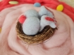Lapin de pâques en laine feutrée dans son nid 