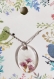 Collier et pendentif ovale en résine avec des fleurs séchées