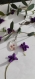 Collier et pendentif ovale en résine avec des fleurs séchées