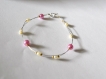 Parure bijoux en perle de verre fuchsias et blanche avec fleur satin fuchsia 