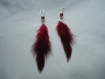 Boucle d'oreilles plume avec une perle magique rouge carmin