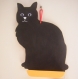 Tableau noir en forme de chat , avec craie et éponge . 