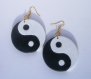 Elégantes boucles d'oreilles en bois rondes yin et yang. ( l'envoie est inclus dans le prix)