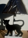 Lampe avec un chat noir découpé. 