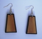 Boucles d'oreilles en bois de prunier découpé en trapèze et cerclé de vernis brun. (le port est inclus dans le prix)