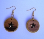 Elégantes boucles d'oreilles en bois rondes avec une étoile en métal.(le port est inclus dans le prix)
