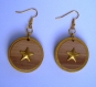 Elégantes boucles d'oreilles en bois rondes avec une étoile en métal dorée.(le port est inclus dans le prix)