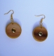 Elégantes boucles d'oreilles en bois ronde avec bouton doré. (le port est inclus dans le prix)
