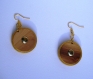 Elégantes boucles d'oreilles en bois ronde avec bouton doré. (le port est inclus dans le prix)