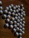 Lot de 50 perles en verre nacrées grises