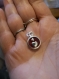 Petit pendentif rond 2 cœurs en métal argenté sans nickel 