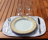 Paire de sets de table en coton matelassé gris clair décorés de motifs blancs 