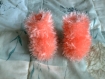 Chaussons bébé fait main en laine poilue couleur peche