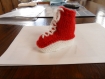 Chaussons bébé genre basket laine acrylique fait main rouge et blanc