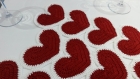 Chemin de table au crochet à motifs en coeurs 90 x 40 cm rouge et blanc