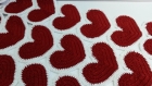 Chemin de table au crochet à motifs en coeurs 90 x 40 cm rouge et blanc
