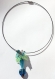 Collier ras de cou avec pendentif en goutte et coeur en lampwork et perles bleues et transparentes ornées de feuilles 