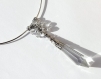 Collier ras de cou argenté composé d'une longue pampille et de perles en cristal : 