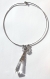 Collier ras de cou argenté composé d'une longue pampille et de perles en cristal : 
