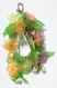 Bijou de sac composé de fleurs multicolores et de perles en verre ainsi que de feuilles vertes tendres : 