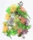 Bijou de sac composé de fleurs multicolores et de perles en verre ainsi que de feuilles vertes tendres : 