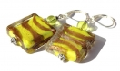 Boucles d'oreilles en perles de verre et perles lampwork carrées jaunes zébrées de bande dorées sur boucles dormeuses argentées