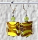 Boucles d'oreilles en perles de verre et perles lampwork carrées jaunes zébrées de bande dorées sur boucles dormeuses argentées