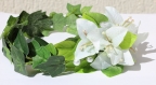 Serre-tête floral composé de fleurs blanches de feuilles en tissu et de perles 