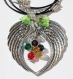Pendentif en ailes d'ange formant un coeur avec au centre une grappe de perles multicolores en cristal 