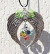 Pendentif en ailes d'ange formant un coeur avec au centre une grappe de perles multicolores en cristal 