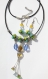 Parure argentée avec collier et boucles d'oreilles à fleurs assorties en lampwork et en relief 