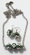 Parure argentée avec collier et boucles d'oreilles assorties en lampwork ornés de fleurs en relief vertes et blanches 