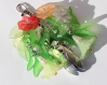 Bijou de sac composé d'une cigale abritant une clef usb 16go, de feuilles et de fleurs multicolores 